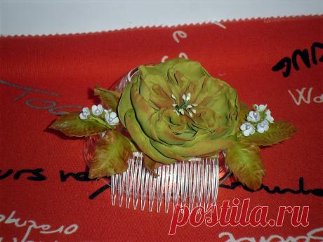 делала из зефирного фоамирана)))..Розочки посажены на гребень.Украшение лёгкое,цвета сочные,крепяться надёжно))))