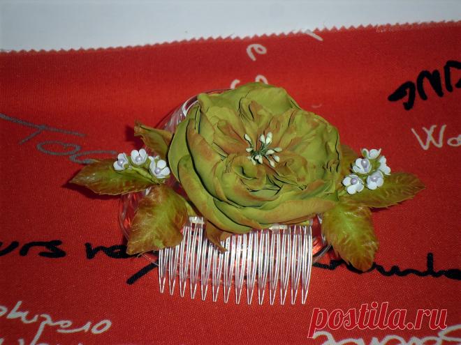 делала из зефирного фоамирана)))..Розочки посажены на гребень.Украшение лёгкое,цвета сочные,крепяться надёжно))))