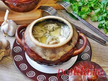 Пельмени со сметаной в горшочках в духовке 

Продукты:

пельмени замороженные - 450 г; 
сливочное масло - 2-3 ст. л.;
лук - 1/2 шт.;
морковь - 1/2 шт.; 
растительное масло;
зелень - 1/2 пучка; 
сыр - 60 г. 
Для заливки (на 3 горшочка):
сметана - 3 ст. л.; 
вода - 450 мл;
соль, перец - по вкусу. 

Приготовление:

Замороженные пельмени, не размораживая, обжариваем на сливочном масле на среднем огне, иногда аккуратно перемешивая, до румяной корочки. 
Раскладываем по горшочкам...