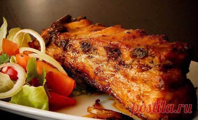 СВИНЫЕ РЁБРА ИЗ ДУХОВКИ

Ингредиенты: 

● Свиные рёбра

Для смеси понадобится:

● 1 ст. л. меда
● 1 ст. л. горчицы готовой крепкой
● 0,5 ч. л. паприки
● 1 ст. л. смеси трав для свинины
● 3 ст. л. растительного масла

Приготовление:

Рёбра посолить, посыпать перцем и пусть они маринуются ночь в холодильнике. Далее ребра надо проварить в подсоленной воде 20 мин. под крышкой. Воды дать столько, чтобы она покрыла не более половины ребер.

Приготовить смесь для обмазывания ребе...