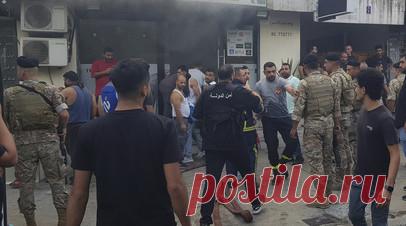 Как минимум девять погибших, более 300 раненых: в Ливане произошла серия взрывов раций и телефонов. Новая серия взрывов устройств в Ливане унесла жизни как минимум девяти человек, более 300 получили ранения. Взрывчатка была заложена в портативных рациях, а также в телефонах и ноутбуках, сообщают СМИ со ссылкой на ливанские новостные агентства. Ранее в результате взрывов пейджеров в Ливане погибли не менее 11 человек, более 3 тыс. получили ранения. Генсек ООН Антониу Гутерреш осудил случившееся…