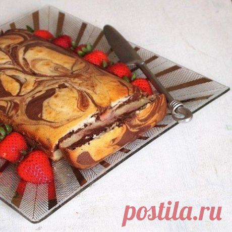 Воздушный мраморный пирог с клубничным соусом / Изысканные кулинарные рецепты