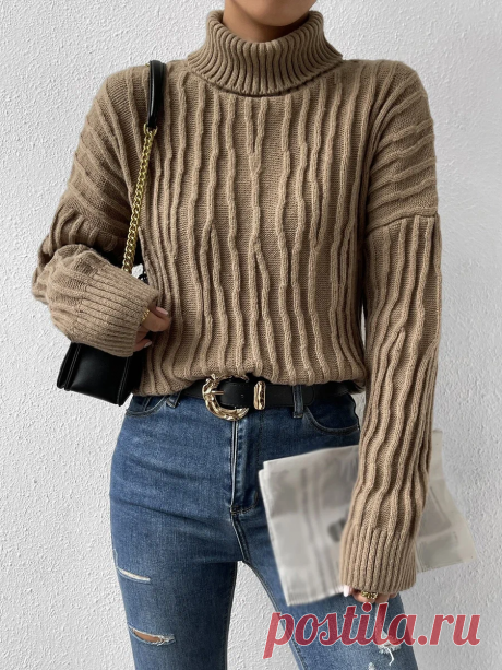 Автор статьи "Вязание спицами LenkomKnit".
Небольшая подборка новинок из недорогих интернет- магазинов Shein и Answear.

Модель № 1 - свитер белого цвета в спортивном стиле. У него удлиненный рукав, собранный гармошкой и ворот-гольф, как у спортивных лонгсливов (со шнурком по краю).