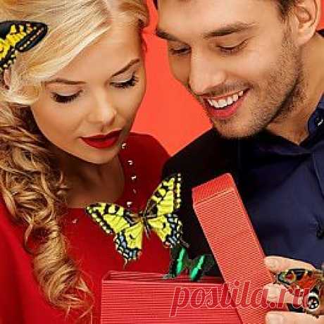 На самом деле вариантов дарения бабочки тысяча. Недавно мой знакомый делал предложение своей девушке. На дно коробки мы положили кольцо, а сверху посадили бабочку. Нельзя было понять, чем девушка больше была удивлена)))