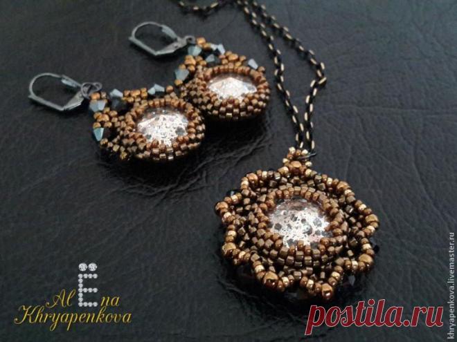 			Как создать стильные серьги в технике бисероплетение – мастер-класс для начинающих и профессионалов	 Как создать стильные серьги в технике бисероплетение – бесплатный мастер-класс по теме: Бисероплетение ✓Пошагово ✓С фото ✓Материалы: риволи сваровски (swarovski),биконусы сваровски (swarovski),японский бисер delica,японский бисер тоно,соединительные колечки,швензы