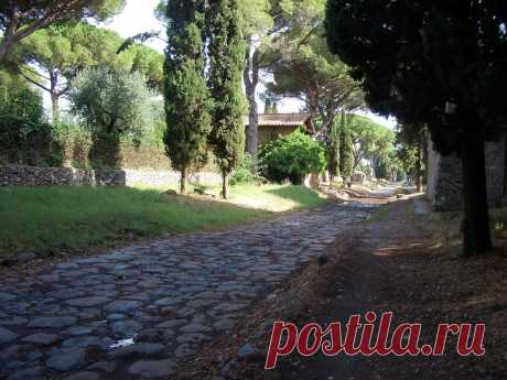 По одной из самых древних дорог Рима, Via Appia, в наши дни проносятся автомобили, но ее часть, которая ведет на окраину города, практически полностью сохранила свой первозданный облик. Прогулка по Via Appia, среди многовековых руин и археологических площадок, оставляет незабываемые воспоминания.