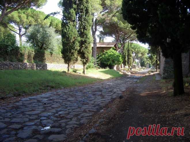 По одной из самых древних дорог Рима, Via Appia, в наши дни проносятся автомобили, но ее часть, которая ведет на окраину города, практически полностью сохранила свой первозданный облик. Прогулка по Via Appia, среди многовековых руин и археологических площадок, оставляет незабываемые воспоминания.