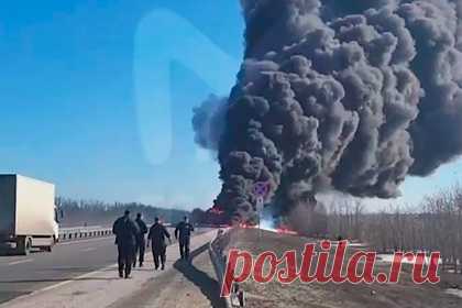 Горящий бензовоз на российской трассе сняли на видео. На трассе в Ростовской области бензовоз загорелся после столкновения с самосвалом. Очевидцы сняли происходящее на видео. На видео видно, что автоцистерна после ДТП объята огнем. Дорогу заволокло клубами дыма. На месте происшествия в настоящее время работают оперативные службы, сведения о пострадавших уточняются.