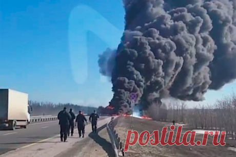 Горящий бензовоз на российской трассе сняли на видео. На трассе в Ростовской области бензовоз загорелся после столкновения с самосвалом. Очевидцы сняли происходящее на видео. На видео видно, что автоцистерна после ДТП объята огнем. Дорогу заволокло клубами дыма. На месте происшествия в настоящее время работают оперативные службы, сведения о пострадавших уточняются.