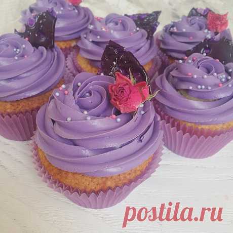 Капкейки для именинницы💜💜💜 заказ для @lizablts
#Ilyichevsk#odessa#sweet#выпечканазаказ#ильичевск#кендибар#одесса#чизкейк#o_bakery#macaron#macaroon#безе#меренги#homemade#candybar#пряник#евроторт#торт#зеркальнаяглазурь#гляссаж#муссовыйторт