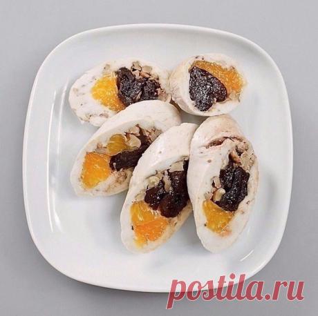 Паровой куриный рулет с мандаринами и черносливом 

Ингредиенты: 

Куриное филе — 4 шт. 
Мандарины — 3 шт. 
Орехи грецкие толченые — 100 г 
Чернослив без косточек — 7 шт. 
Соль — по вкусу 
Специи — по вкусу 
Перец черный молотый — по вкусу 

Приготовление: 

1. Чернослив избавить от косточек, залить кипятком и оставить на 1 час-1 час 30 минут, чтобы он хорошо пропитался. Мандарины тщательно очистить от кожуры и пленок, разделить на дольки. 
2. Разрезать куриное филе вдоль ...