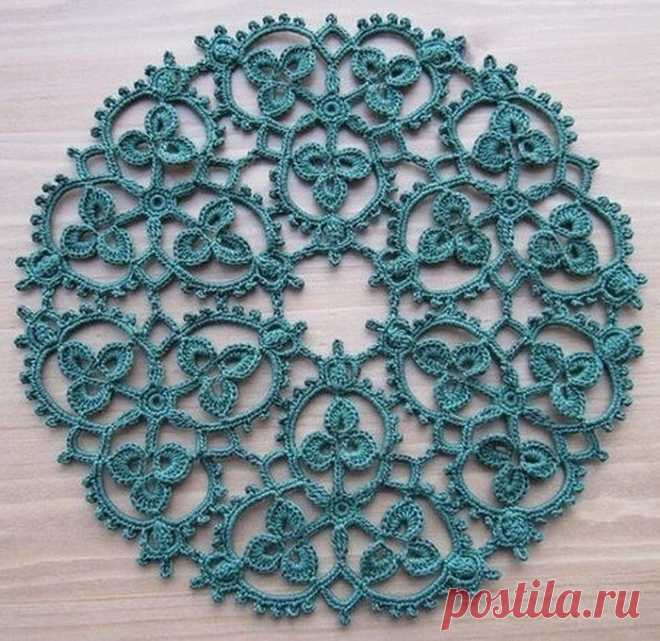 АЖУРНАЯ САЛФЕТКА 
#вязаниекрючком #салфеткакрючком

Начинаем с 6 в.п., замкнутых в круг. 
1р: в.п., 12 ст б/н, 

2р: в.п., ст б/н, 2 ст б/н в один,2 ст б/н, * 6 в.п., 10 в.п. , соед.петля в 10-ю в.п. от крючка — получается первое кольцо трилистника — обвязываем его : ст б/н, ст, 10 ст с/н, ст, ст б/н; далее вяжем второе кольцо, верхнее, — 10 в.п., соед.петля в 10-ю в.п. от крючка и обвязываем так же, как первое кольцо, затем вяжем третье — последнее, точно так же, как перв...