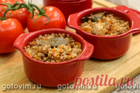 Гречка с мясом в горшочках. Рецепт с фото Гречку с мясом удобно готовить в духовке, причем в духовке каша получается вкуснее, чем в кастрюле. Для этого идеально подойдут порционные глиняные горшочки для запекания. У каждого горшочка должна быть крышечка. Если ваши горшочки без крышек, то замените крышку листом фольги. Время приготовления гречневой каши в духовке называю примерное, т.к. у всех духовки разные. В моей духовке гречка с мясом получается рассыпчатой, но не сухой...