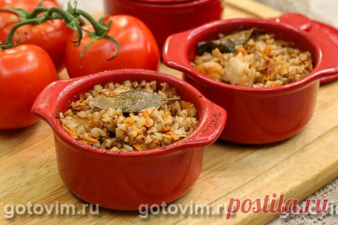 Гречка с мясом в горшочках. Рецепт с фото Гречку с мясом удобно готовить в духовке, причем в духовке каша получается вкуснее, чем в кастрюле. Для этого идеально подойдут порционные глиняные горшочки для запекания. У каждого горшочка должна быть крышечка. Если ваши горшочки без крышек, то замените крышку листом фольги. Время приготовления гречневой каши в духовке называю примерное, т.к. у всех духовки разные. В моей духовке гречка с мясом получается рассыпчатой, но не сухой...