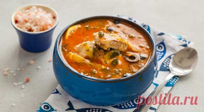 Вкуснейшая рыбная солянка — разнообразь свое меню Для приготовления рыбной солянки прекрасно подойдет рыба благородных кровей - стерлядь или осетрина. А огурцы лучше возьмите бочковые и не забудьте про каперсы, они придадут солянке эффектную пикантность...