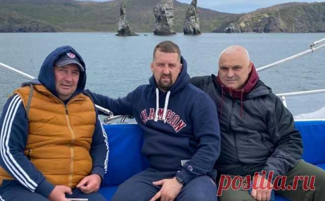 Пивоварня выложила последнее фото топ-менеджера до пропажи на Камчатке. Пивоваренный холдинг «Афанасий» выложил фото своей делегации на Камчатке, сделанное за несколько часов до того, как их корабль вышел на рыбалку в открытый океан перед землетрясением, и связь вскоре прервалась.