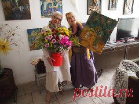 Бохо - это смешение нескольких стилистических направлений в моде, таких как хиппи, фольклор, сафари, милитари, этнические мотивы и даже винтаж.