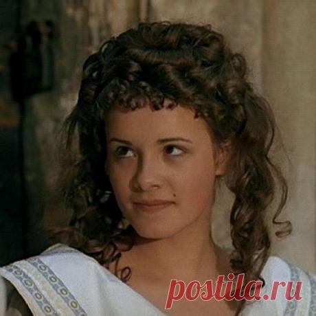 Пришла к вере и актриса Елена Цыплакова (&quot;Д'Артаньян и три мушкетера&quot;, &quot;Мы из джаза&quot;, &quot;Счастливая Женька&quot;, &quot;Школьный вальс&quot;). Это стало результатом жизненных испытаний, которые выпали на ее долю: актриса заболела редким недугом, африканской малярией, чуть не умерла, а когда все-таки выздоровела, очень сильно поправилась.