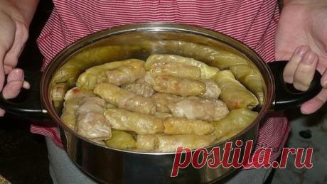 10 самых вкусных рецептов голубцов - обязательно сохраните! 
=====================================================
Чтобы не потерять рецепт,  жмите класс, а потом поделиться
=====================================================
1. Голубцы с грибами
- белокочанная капуста - 8-10 листьев 
- вода 
- соль - по вкусу 
- растительное масло - 2 ст. л. 
для начинки: 
- свежие грибы - 500 г или сушеные грибы - 100 г 
- томатная паста - 1-2 ст. л. 
- рассыпчатая рисовая каша - 1/2 стакана 
- соль - по вк