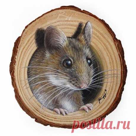 Mouse's Lair | A Unique Wood Slice Painting to Decorate your Home!