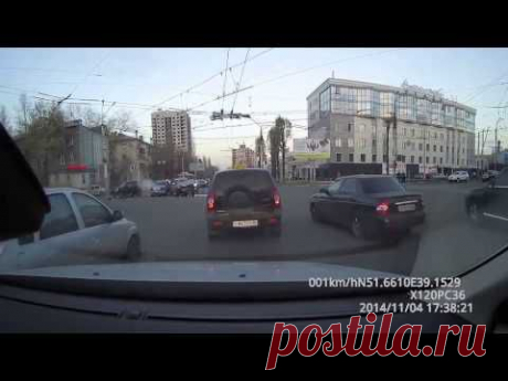 Замес на перекрестке в Воронеже 04 11 2014 | Video.Zabarankoi.ru