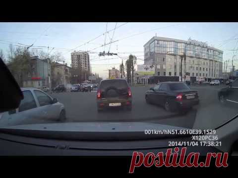 Замес на перекрестке в Воронеже 04 11 2014 | Video.Zabarankoi.ru
