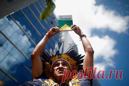 Болсонару обвинили в геноциде коренных жителей Амазонки. Президент Бразилии Луис Инасиу Лула да Силва обвинил администрацию экс-лидера страны Жаира Болсонару в геноциде коренных жителей Амазонки — народа яномами. По словам политика, Болсонару позволил тысячам горняков наводнить территорию, где проживают яномами, что привело к загрязнению рек и вырубке лесов.