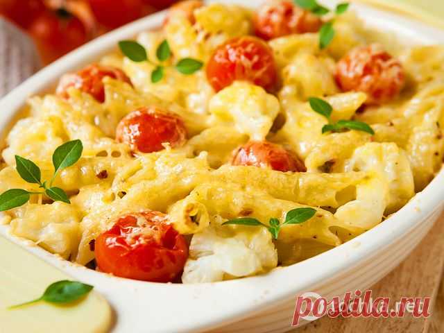 Запеканка из макарон с курицей и овощами.