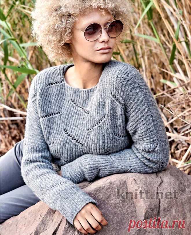 Вязаный пуловер спицами полупатентным узором Вязаный пуловер спицами полупатентным узором. Серому цвету подвластно все, к тому же он прекрасно адаптируется под самые разные образы.