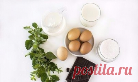 Яркое, красивое, невероятно освежающее мороженое! 👌 Готовить дома просто!
МЯТНОЕ МОРОЖЕНОЕ С ШОКОЛАДОМ
Ингредиенты:
- Сливки (33-35%) — 500 мл
- Молоко — 250 мл
- Яичные желтки — 5 шт.
- Сахар — 130 г
- Мята (свежая) — 70-80 г
- Горький шоколад — 50-70 г
Приготовление:
1. У мяты отделить листья от стеблей и хорошо промыть.
Обсушить мяту в карусели для сушки зелени или бумажными полотенцами.
В кастрюлю налить сливки (500 мл) вместе с молоком (250 мл).
Совет: По желанию, 250 мл сливок можно