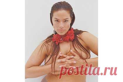 Плюс-сайз-модель Эшли Грэм снялась топлес. Плюс-сайз-модель Эшли Грэм предстала топлес на новом фото. 36-летняя манекенщица позировала, прикрыв обнаженную грудь руками и демонстрируя частично оголенное тело. При этом звезда надела капроновые колготки. В качестве аксессуаров она выбрала массивное ожерелье в виде красных цветов.