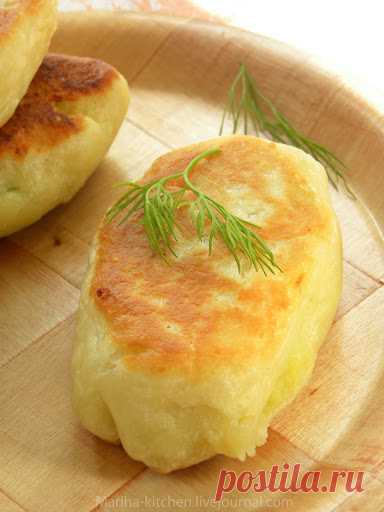 Пирожки с картофелем, луком и пармезаном