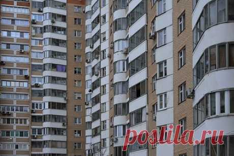 Названы признаки рискованного для покупки жилья. Приобретение недвижимости с обременениями может быть связано с неприятностями в процессе заключения сделки и после. Наиболее серьезным обременением считается судебный арест. В этом случае объект находится в подвешенном состоянии до окончания разбирательства, которое может затянуться на неопределенный срок.