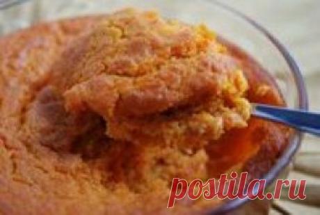 РЕЦЕПТ: Морковно-яблочная запеканка 1 морковь, 1 яблоко, 2 ч. ложки крупы манной, 150 мл молока, яйцо, 1 ст. ложка сахара, 1 ч. ложка масла сливочного, соль – по вкусу.