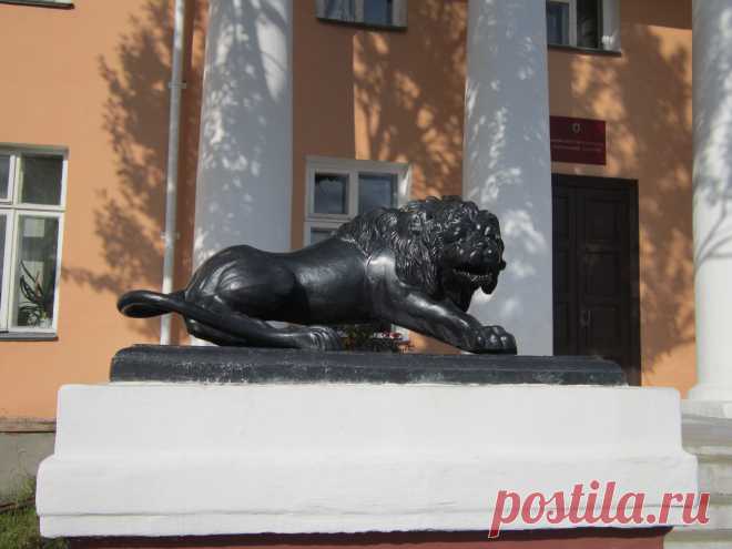 Карелия. Петрозаводск. Эти львы помнят Карамзина!
