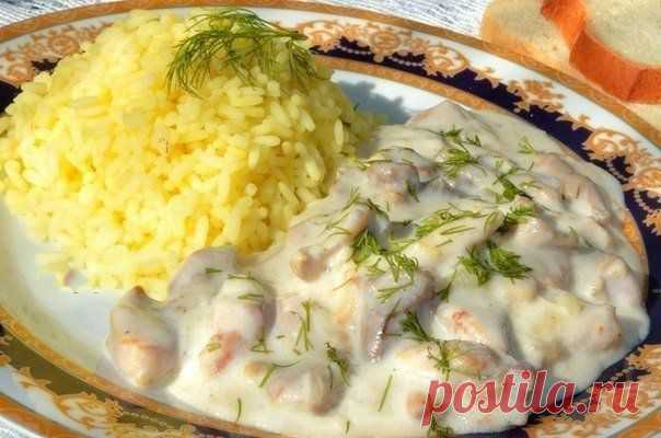 Курица в молочно-чесночном соусе
Источник  https://vk.com/great.food
Курица в молочно - чесночном соусе - блюдо, которое просто и быстро готовится. Мягкая курочка и нежный соус очень гармонируют, а чесночек придаст пикантности.
Попробуйте)

Ингредиенты:

куриное мясо без костей (филе или с бедра) 250 г
лук крупный 1 шт
молоко 400 мл
чеснок 4 зубка
мука 3 ч л
соль и перец по вкусу
зелень