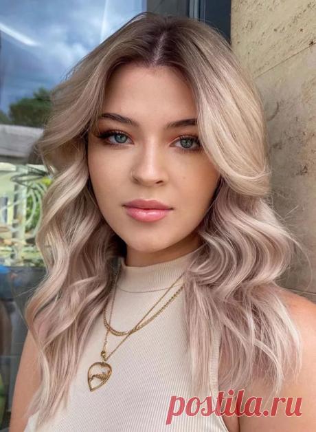 Бежевый
Бежевый (Beige Blonde) — обладает мягким, нейтральным и натуральным видом. Может иметь нейтральные или слегка теплые нотки. Его можно рассматривать как нейтральный вариант, который подходит разным типам внешности.