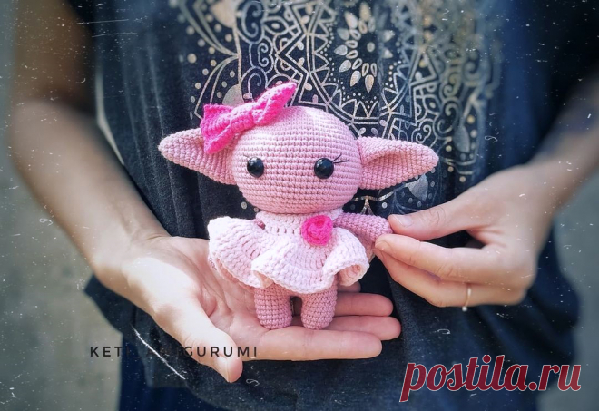 PDF Йода Девочка крючком. FREE crochet pattern; Аmigurumi doll patterns. Амигуруми схемы и описания на русском. Вязаные игрушки и поделки своими руками #amimore - девочка мини бейби йода в платье.