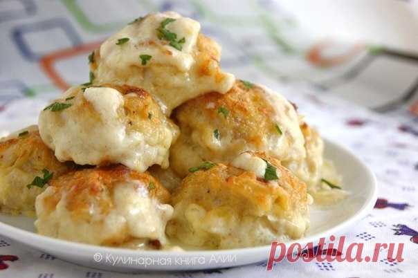 Нежные куриные шарики в сырно-сливочном соусе.