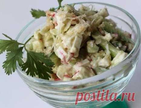 Салат с крабовыми палочками, огурцом и авокадо рецепт с фото пошагово - 1000.menu