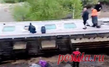 В Коми завели дело после схода пассажирского поезда с рельсов. Девять вагонов поезда сошли с рельсов вечером 26 июня вскоре после отхода от станции «Инта». По данным СК, никто не погиб. Движение поездов на участке временно остановили