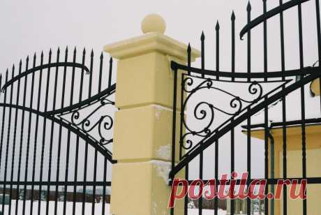 Кованые заборы 95 фото современных вариантов декоративной ковки Портал о ландшафтном дизайне - обзор лучших дизайнерских идей и секретов по уходу за домом, садом и дачей.
