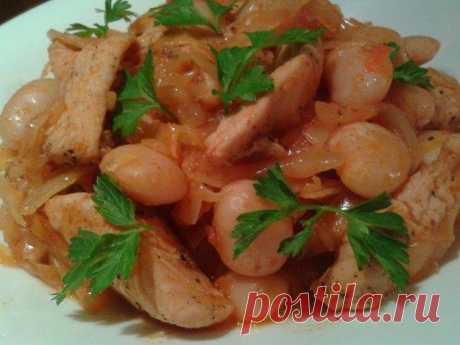 Фасоль с квашеной капустой и куриной грудкой Простое, вкусное и сытное блюдо. Сочетание фасоли и капусты никого не оставит равнодушным. Отличное блюдо для веганов если не использовать мясо.На ночь замочить фасоль, отварить до готовности. Разогре...
