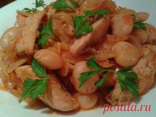 Фасоль с квашеной капустой и куриной грудкой Простое, вкусное и сытное блюдо. Сочетание фасоли и капусты никого не оставит равнодушным. Отличное блюдо для веганов если не использовать мясо.На ночь замочить фасоль, отварить до готовности. Разогре...