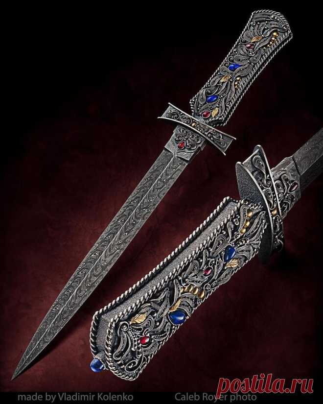 Кинжал от Владимир Коленко (Vladimir Kolenko). Дамасская сталь. Литьё. Золото. Красные и синие камни. Филигрань.