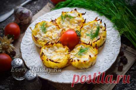Тарталетки из картофеля с куриным филе под чесночно-сырным соусом