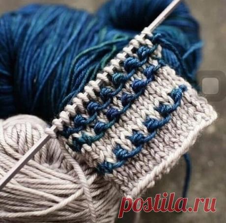 Учимся вязать узелочки Описание узора: 1 ряд: все петли лицевые  2 ряд: все петли изнаночные  3 ряд: * 1 петлю снять, не провязывая (нить за работой), из следующей петли вывязать 3 петли (1 лицевая, накид, 1 лицевая) *  4 ряд: * провязать 3 петли вместе лицевой, 1 петлю сн