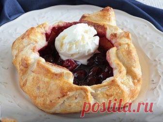 Открытый пирог с вишней и ванильным мороженым 

Пара пустяков. Такой пирог станет отличной палочкой-выручалочкой!  

Ингредиенты: 

- Вишня замороженная — 200 г 
- Кукурузный крахмал — 1 ч. л. 
- Сахар — 3 ст. л. 
- Яйца — 1 шт. 
- Молоко — 1 ч. л. 
- Сливочное масло — 1 ч. л. 
- Тесто слоеное бездрожжевое — 200 г 
- Мороженое — по вкусу 

Приготовление: 

1. Подготовьте ингредиенты. Слоеное тесто должно быть комнатной температуры. Вишню предварительно разморозьте. Духовку...