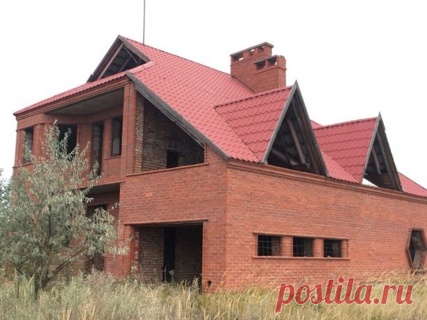 5 причин никогда не покупать дом-недострой «Недостроем» принято называть здания на стадии незавершенных строительных работ. Именно такие объекты, в отличие от черновых вариантов, вызывают у потенциальных покупателей наибольшее количество вопросов и сомнений: плюсы ясны, минусы туманны.