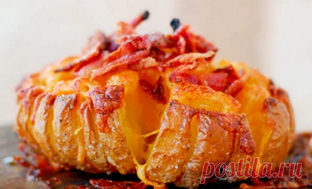 С таким надрезом запеченная картошка получается особенно вкусной и красивой. Удивите гостей!